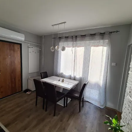 Grey & Sunny Apartman *